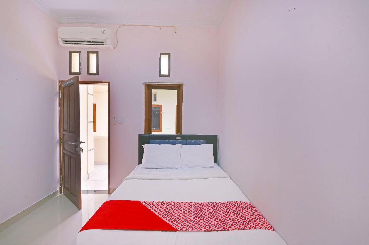 Oyo 91445 Sandat Guest House Denpasar  Bagian luar foto